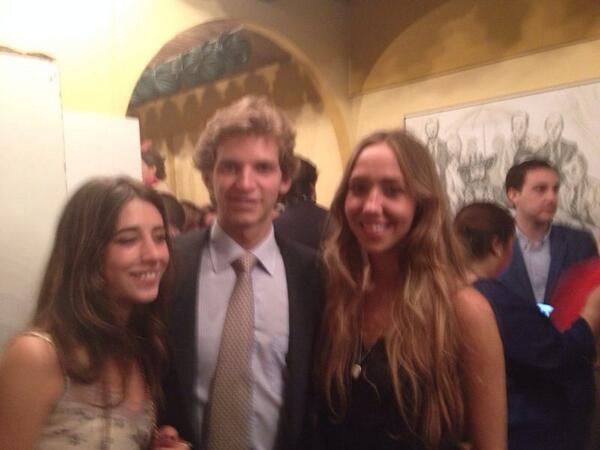 Patialvarez1's tweet photo. Que buena feria con el equipo @carlosalbarra @SonsolesGlezAda http://t.co/VH8iZKc6ou