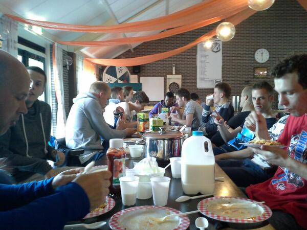 veenhuizen1's tweet photo. Een goede sportmaaltijd is het halve werk.. http://t.co/Iuq2K7ZNRk