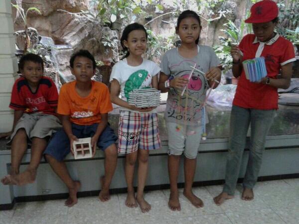 anak CAN membuat karya tangan dari sampah