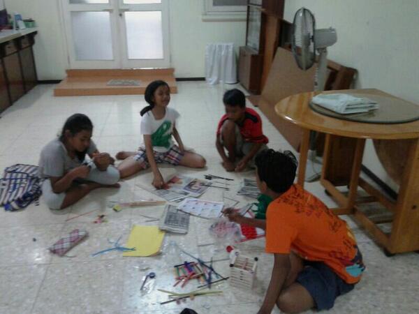 Semangat adik2 membuat kerajinan tangan dari sampah
