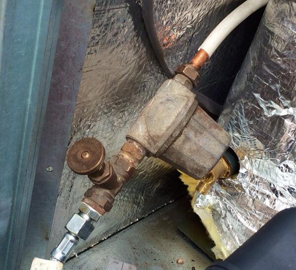 HeatingControls's tweet image. A fire hazard, filter will melt first &amp;amp; Firevalve won't shut oil off = big fire #educateinstallers @OFTEC #badinstall
