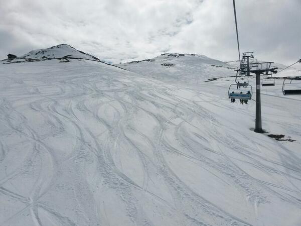 SteinarBL's tweet photo. @Hjeltnes Drop dagens planer og kom til Hemsedal på fantastisk skikjøring #flymedoss http://t.co/VctH3XMi8o