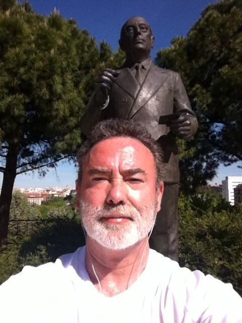 JavierOgando's tweet photo. Poniéndome en forma para votar me he cruzado con el viejo profesor ¡Nostalgia! Este si era un político al que votar. http://t.co/GmZX8W3NxK