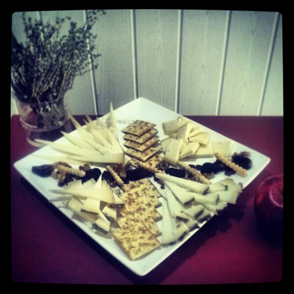 LosQuesitos's tweet photo. Little spanish cheese tasting http://t.co/6dMoveu2VH