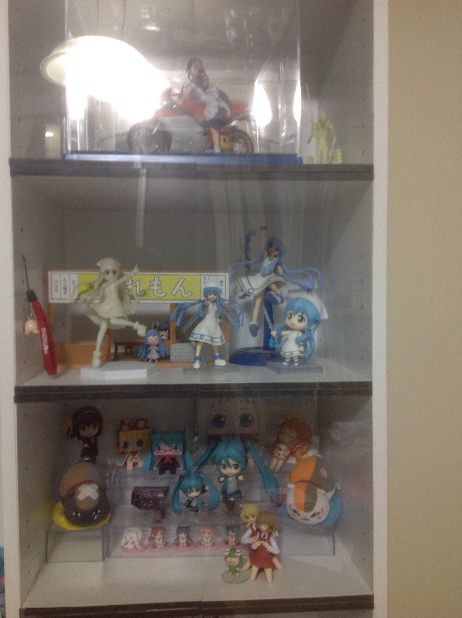 ジョらえもん(JORA) on Twitter &quot;さっき作ったフィギュアの自作棚。 二トリのやっすいカラーボックス本棚(五千円)をベースにし
