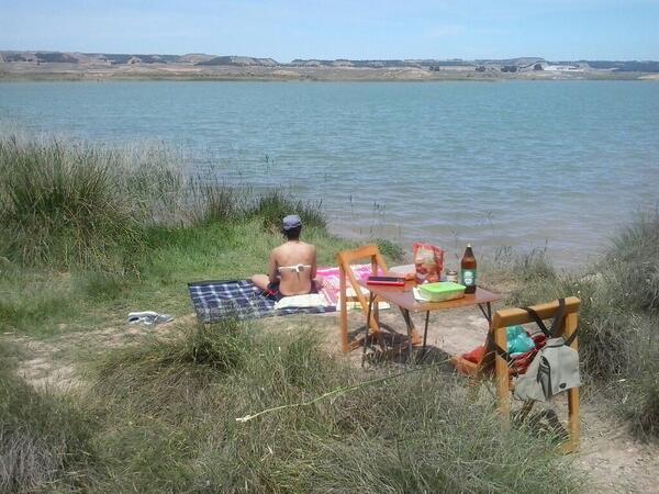 izasjimenez's tweet photo. Primeros apaños veraniegos... ya no queda nada!!! @rociitomurch #ganasdesol #veranolover http://t.co/hht1EnCjaT