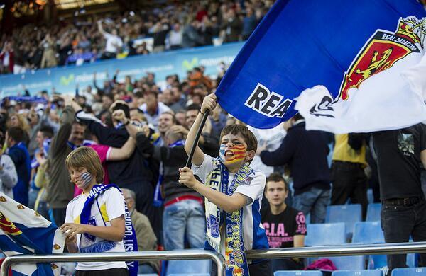 AficionesFut's tweet photo. Joven aficionado del Real Zaragoza, desde pequeños sintiendo los colores http://t.co/gPAF6f9op5