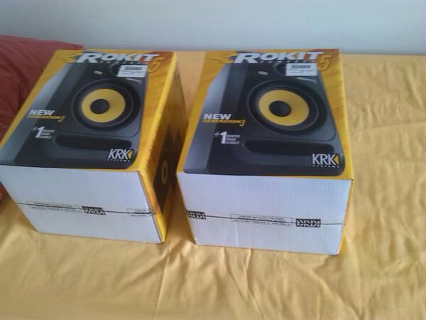 SoundsGoodLikeT's tweet photo. Omg lo que me he comprao http://t.co/GntnJ5AYgb