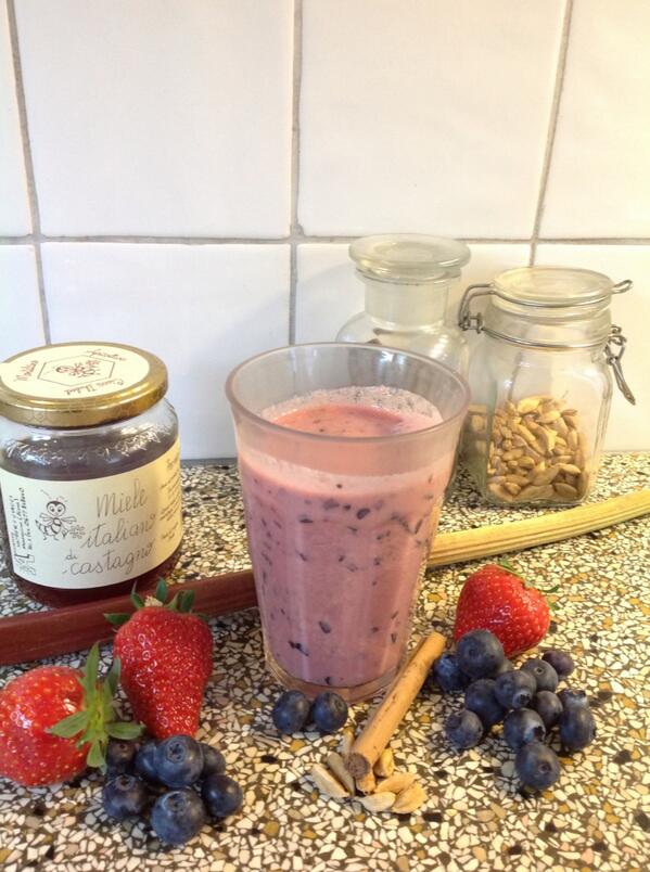 PureandPie's tweet image. Ook mijn man maakt vaak heerlijke dingen. Aardbei, blauwe bes, rabarber #smoothie.