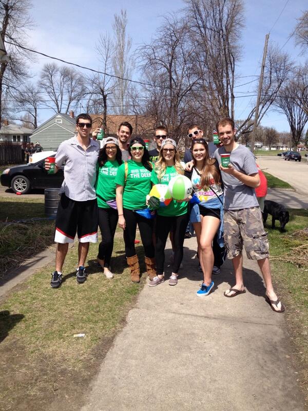 DeeksPizza's tweet photo. #Springfest2014 fun @UNDSpringFest #DeeksOutThePark http://t.co/XpYzfpEB1n