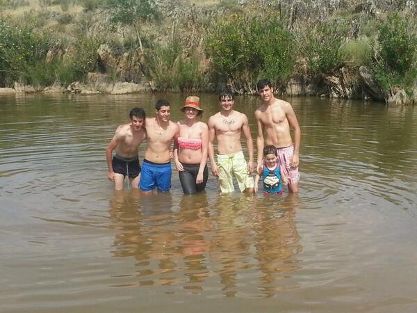 MoraAcm's tweet photo. @JaviMor39458736 @albertopajariyo @AleFdz28 buena tarde en el rio la famili ;) http://t.co/9FkiZVNGam