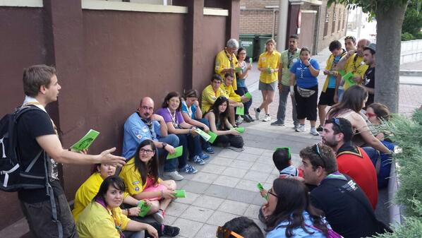 mscaragon's tweet photo. Los educadores de @mscaragon organizando sobre el terreno el Jorge 2014 :) http://t.co/i5AorHCVj7