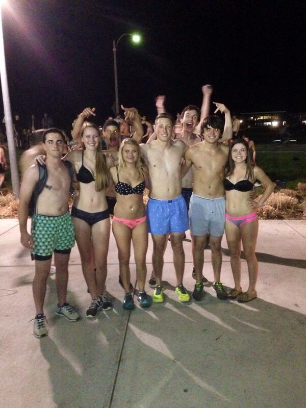 averymcgiboney's tweet photo. #UndieRun2014 http://t.co/s70Y2PRZIa