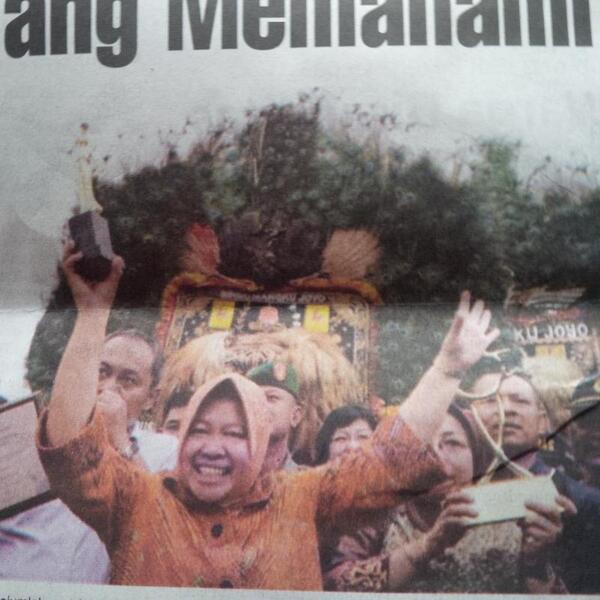 Bu Risma mengarak piala <a href="/MDGAwards/">#AIDSAwards2015</a> berbarengan dgn piala dari London. :)