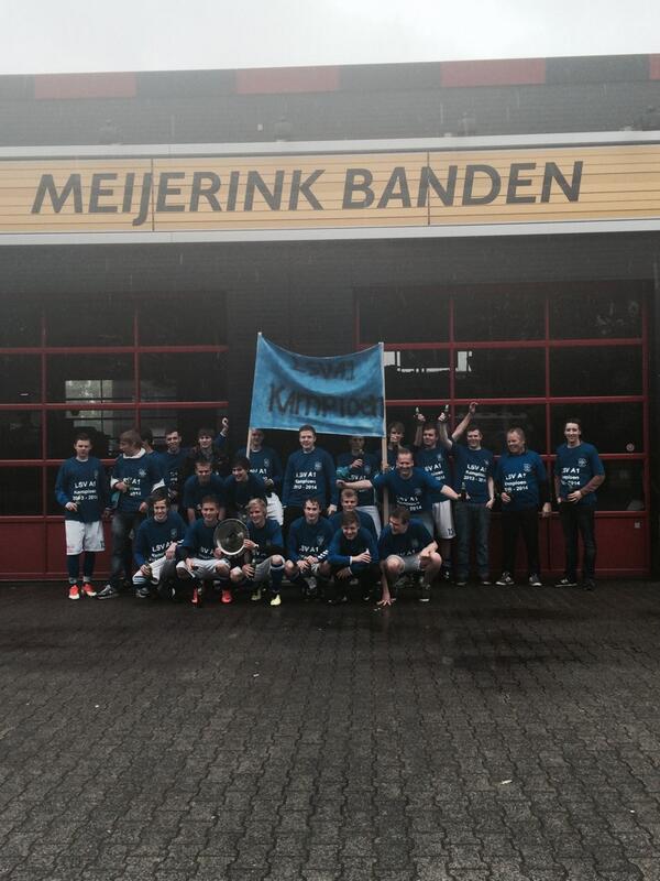DamesLSV's tweet photo. RT “@Lsva1: Lsv a1 kampioen http://t.co/HEVblT8qAg” gefeliciteerd jongens!!🍻😁
