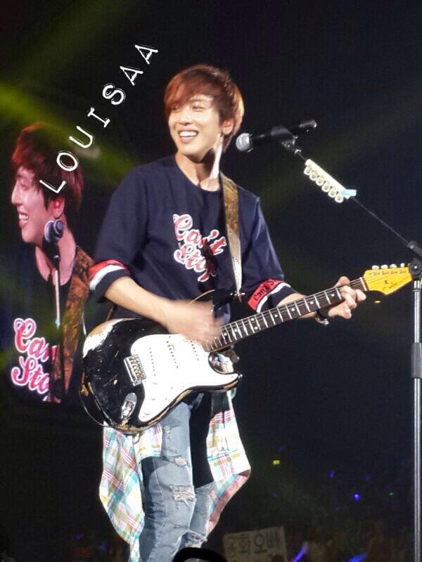 Hwacheeeks's tweet photo. #yonghwa #CantStopinSG #cnblue http://t.co/hgDOOpi9Lz