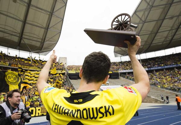 BVB's tweet photo. Herzlichen Glückwunsch // Congratulations, Robert Lewandowski! #bvb #bscbvb http://t.co/YGeb6OQVAb