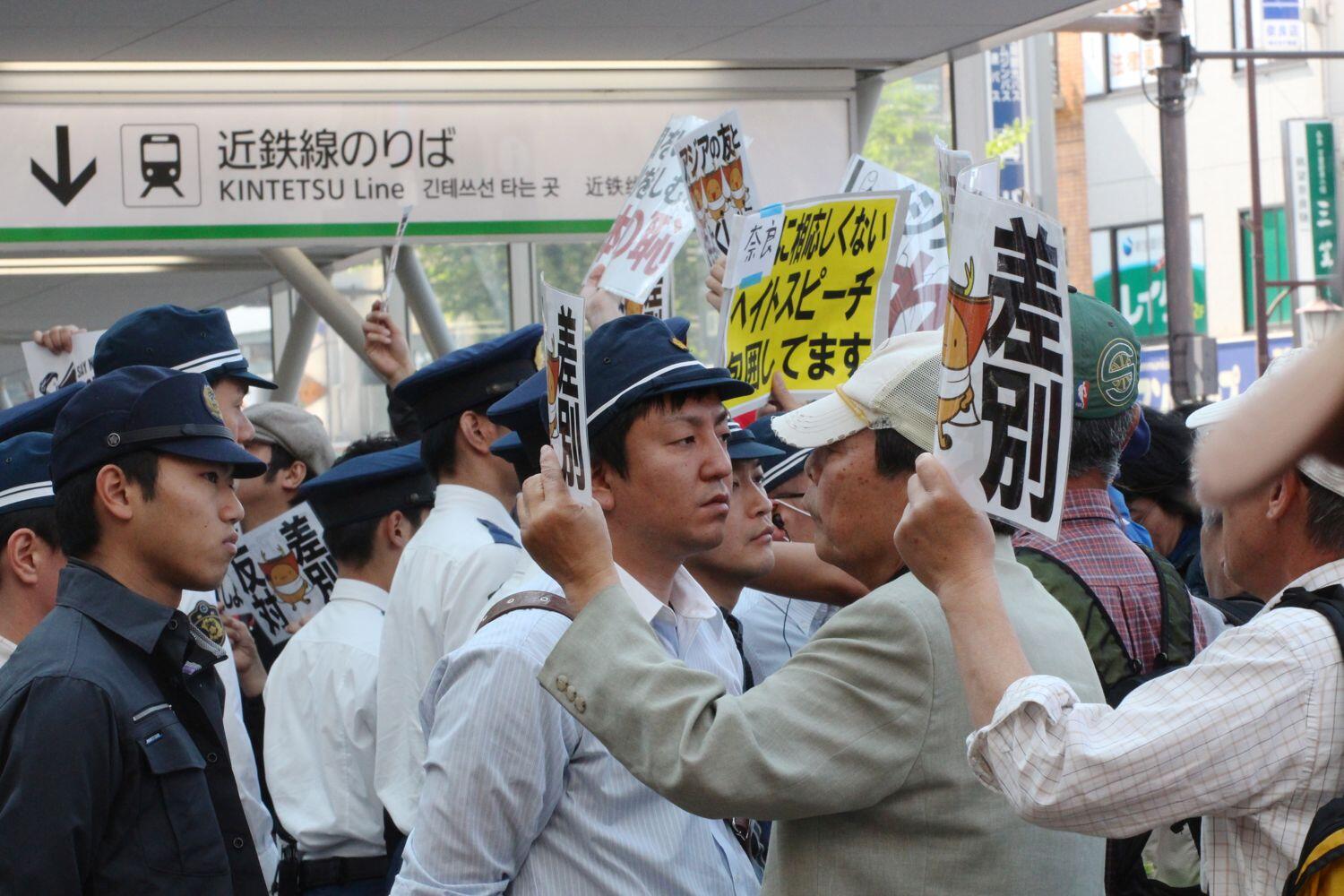 秋山理央 私服警察官で一人だけ活動帽を被っていた方がいた 写真一番左 これは制服用の帽子で 恐らく略帽と間違えて持ってきてしまったのだろう 非常に若く見えるので1年目の巡査かもしれ