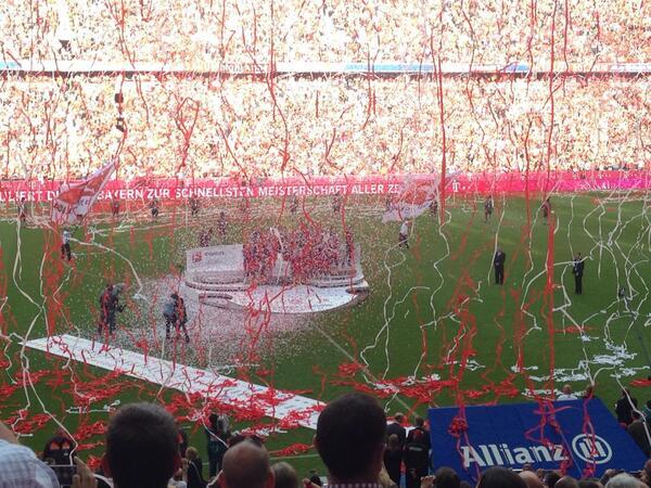 Bundesliga_EN's tweet photo. Starting the party #BayernStyle! (via @BILD_Bayern) http://t.co/eee2XbTSVt