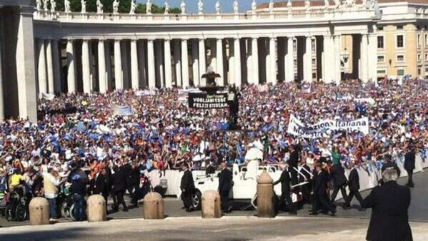Agenzia_Italia's tweet photo. #Papa in jeep tra il popolo della #scuola, in 300 mila a San Pietro http://t.co/H5EBSPqCOH http://t.co/eQcUX7jSnr