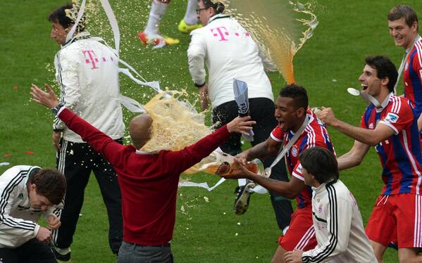 tribundergi's tweet photo. Bayern Münih'li fubolcular Pep Guardiola'ya bira ikram ederken... http://t.co/Q6BVQfwPCd