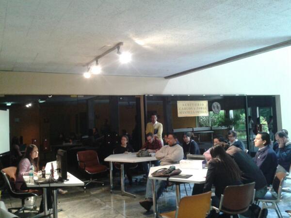 danielaperalvo's tweet photo. Mucho interés de los participantes de taller de @michelleAC1 de emprendimientos sociales con enfoque tecnológico http://t.co/BLzPM3eHHp
