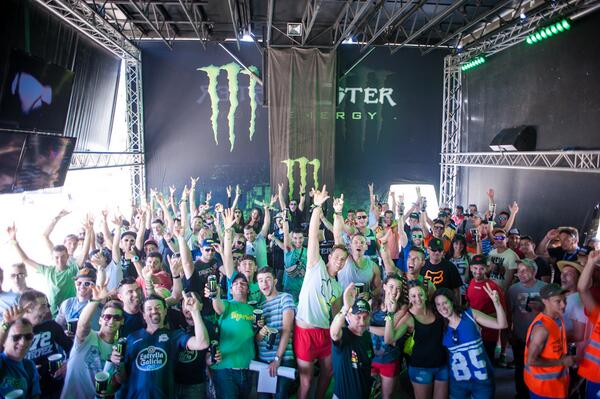 MonsterEnergyES's tweet photo. Gran ambiente en la #MonsterArea con los fans del #MXGP @mxgp en Talavera de la Reina #MonsterMXTalavera http://t.co/j7YlywIwKY