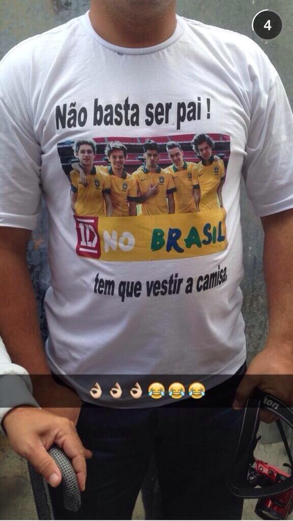 Cachinhos4ever's tweet photo. GENTEEE MORRI KKKKKKKKKKKKKKKKKKKKKKKKKKKKKKKKKKKKKKKKKKKKKKKKK :V #1DWelcomeToBrazil #HojeTemSambaDaOneDirectionEmSp http://t.co/rHzl9CCPyy