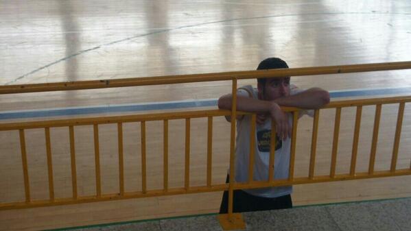 CGcityFC's tweet photo. Y mientras tanto @dieegoo_3 racaneando pipas a @LauraNeila84 @claraahidalgo y @SandraaVasallo http://t.co/hdhWaBxSrV