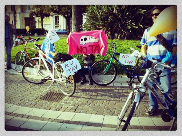 luocchio's tweet photo. biciclettata solidale. salerno #notav http://t.co/NPw89QdVkv