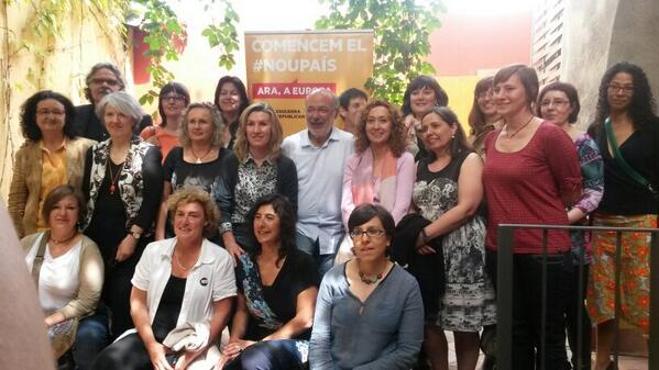ERC_dones's tweet photo. FOTO final de l'acte aquest matí a Girona #noupaìs #EuropaNova #dones @jmterricabras @Esquerra_ERC http://t.co/7Zt9gK7l5p