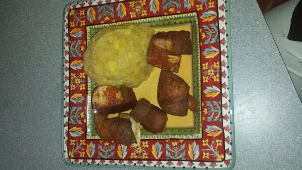 PaulinaMaria20's tweet photo. @guillo10 mofongo y chicharrones de cerdo homemade de mi para ti MUAAAAA! http://t.co/Ml7yNAo9FZ