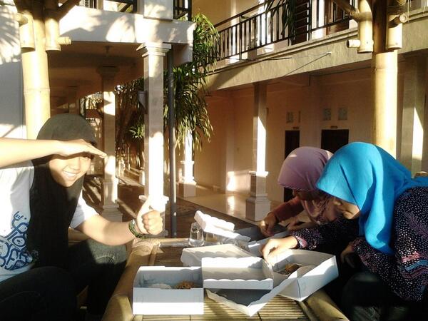 izzamaulidiyah2's tweet photo. Sarapan pagi #Bali @RiniCahyorini @DiniAyunin http://t.co/eoNS8pJDHy
