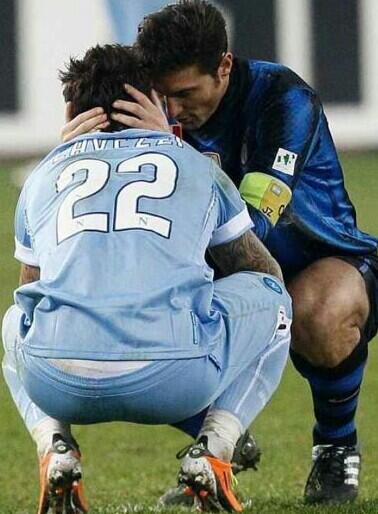 PochoLavezzi's tweet photo. Felicitaciones a Javier Zanetti por su carrera, por ser un ejemplo como profesional y por su compromiso social. http://t.co/9bht9WSj79