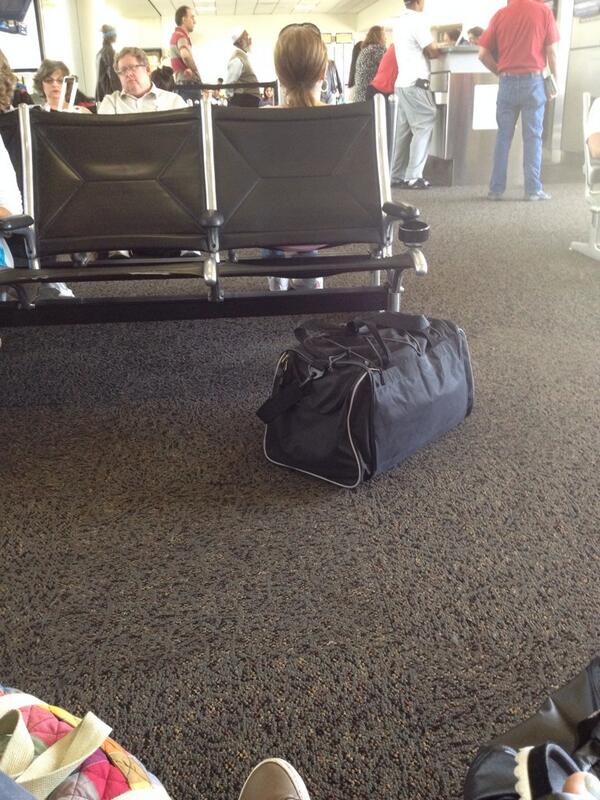 patrickcarlyle's tweet image. Great job @SouthwestAir! This suspicious bag has been unattended for 45 min and no one has dealt with it. #TSAfail