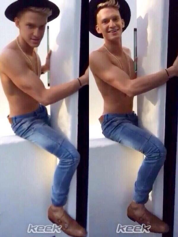 codez___angelz's tweet image. I&apos;m in love with a boy who humps walls