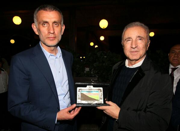 FOTO | Başkanımız Trabzonspor Başkanı İbrahim Hacıosmanoğlu'na Ali Sami Yen Stadı hatıra toprağını hediye etti.