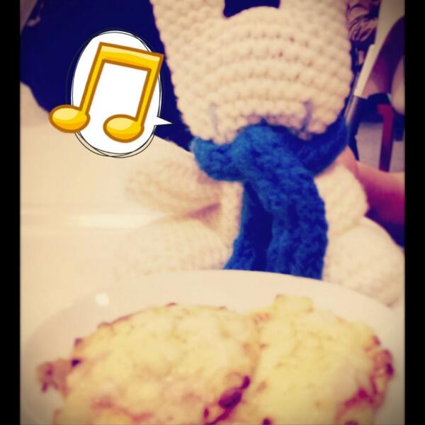Kurious_Lapin's tweet photo. #Kurious_Lapin sized #pizza #omnomnom!! http://t.co/LYDfeHVsVO