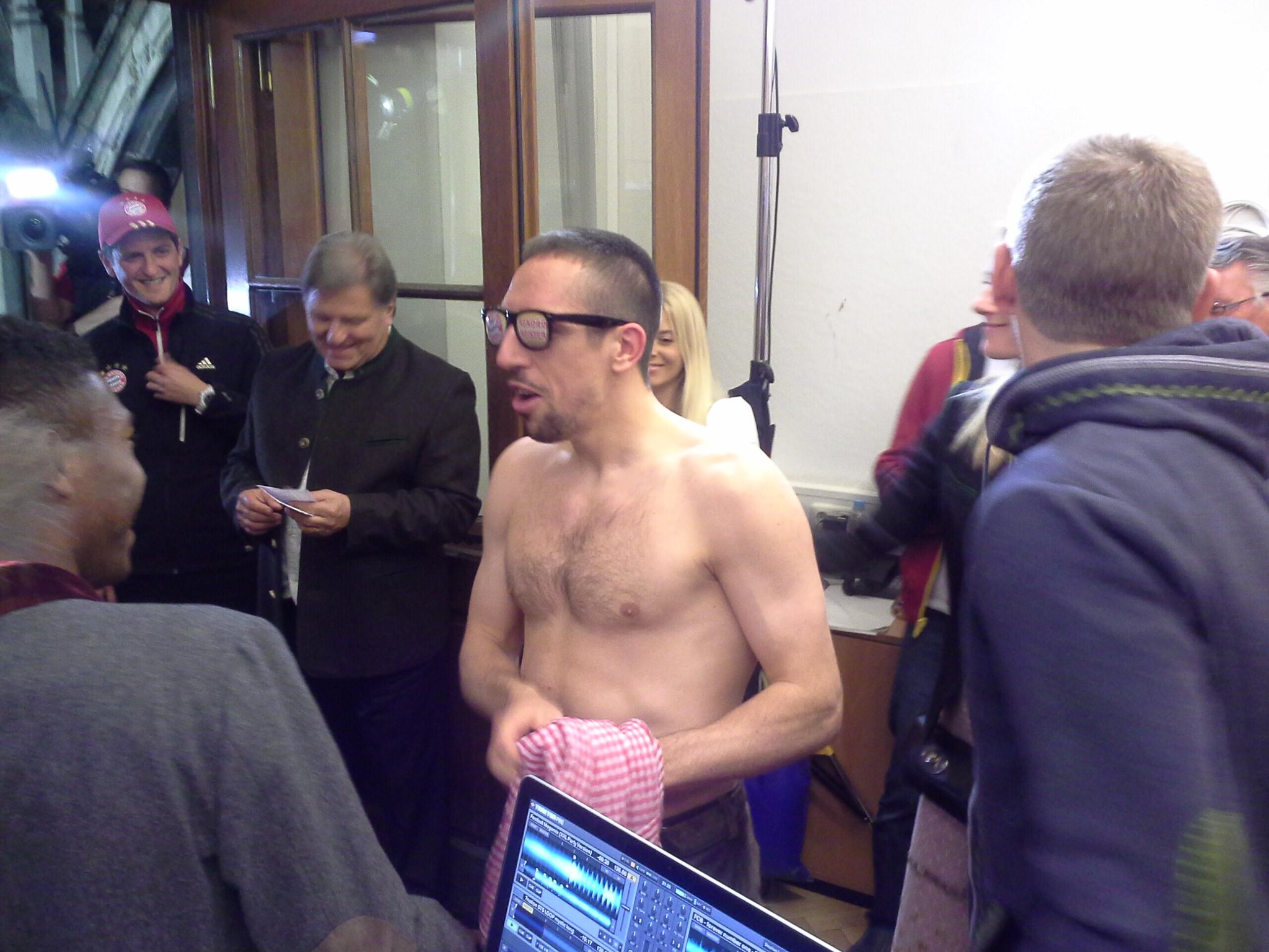 BnTPHVPIYAACqXa.jpg:large