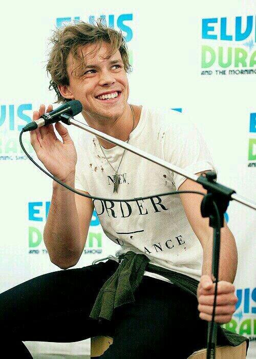 rt_yourcrush's tweet image. ashton irwin