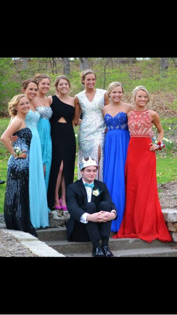 KingFriendZone's tweet image. This kid is officially crowned king of the friendzone😂😂