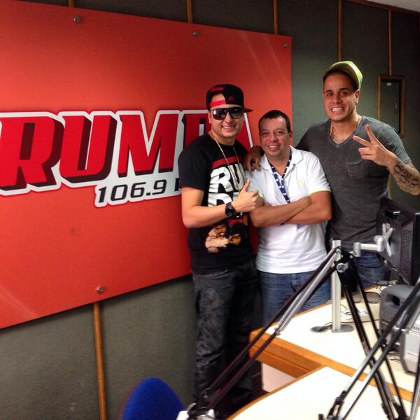GOLPEAGOLPE's tweet photo. Hoy presentando oficialmente #VoyABuscarte con @DjSemaforo por @Rumba1069 http://t.co/ucari2QZXf