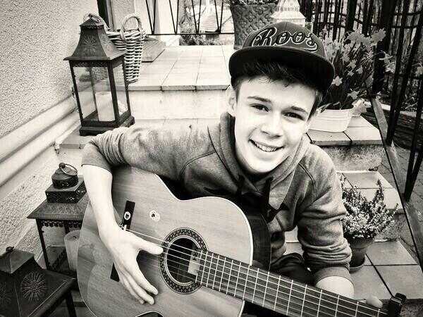 BenjPlease's tweet photo. Gonna play some music in my gitar... http://t.co/ohJCIkND62