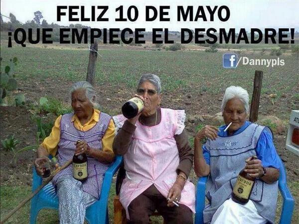 Licreyeszenteno's tweet photo. Las "jefecitas" están pisteando..,en unos minutos saldrán a las calles a unirse al topic mundial #ChingueAsuMadreEPN http://t.co/CDphPXU93I