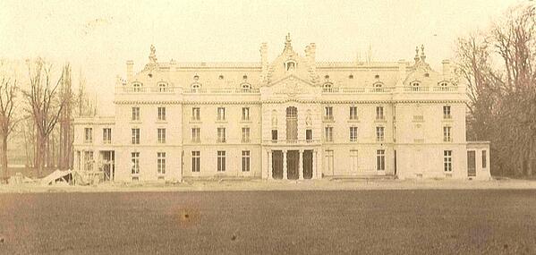 SagaMenier's tweet photo. #chateau de #Noisiel propriété des #Menier en 1880. Avant  l’élévation des rotondes,#château détruit aujourd'hui http://t.co/28mqi8RQPT