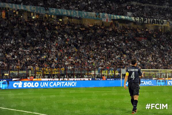 Inter's tweet photo. #Zanetti: "Una serata che porterò dentro per tutta la vita" http://t.co/eW32GcYIk3 #JZ4ever #FCIM http://t.co/gCMXCpLkKL