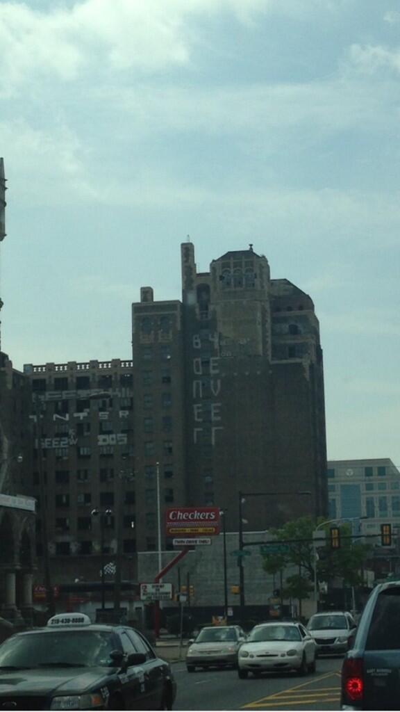 escarrgo12's tweet photo. Creative graffiti in Philly http://t.co/EMTjiNh6er