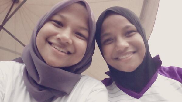 thetripleA_'s tweet image. #NetballGame #DifferentTeam #Twin #Sibling #Love #Morning, before game. ✌