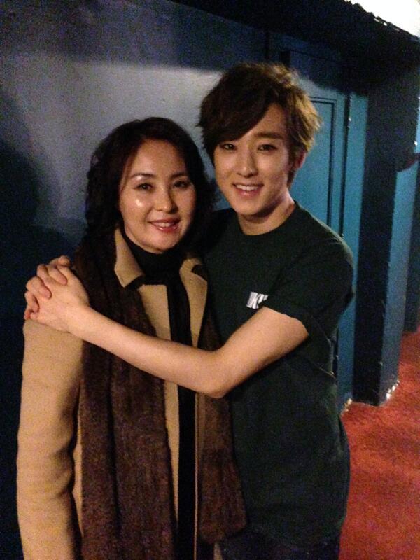 kevinwoo91's tweet photo. 세상에서 가장 아름답고 소중한 우리 엄마~ 사랑해♥ 
I love you MOM!
#HappyMothersDay http://t.co/pKDdqe6z8v
