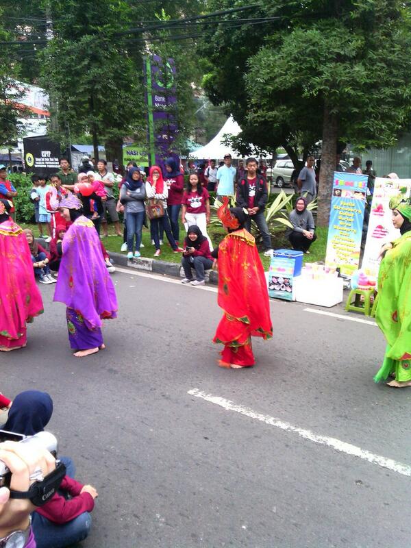 Penarinya udah tampil nih, buruan datang...